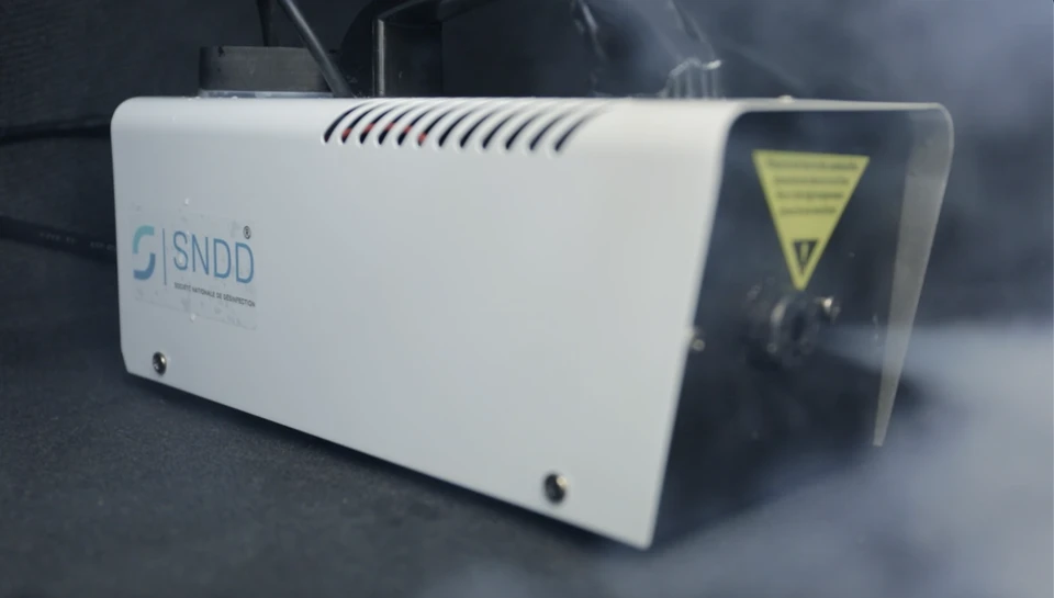 Intérieur résidentiel avec humidificateur ultrasonique blanc en fonctionnement, diffusant une vapeur d'eau fine et dense