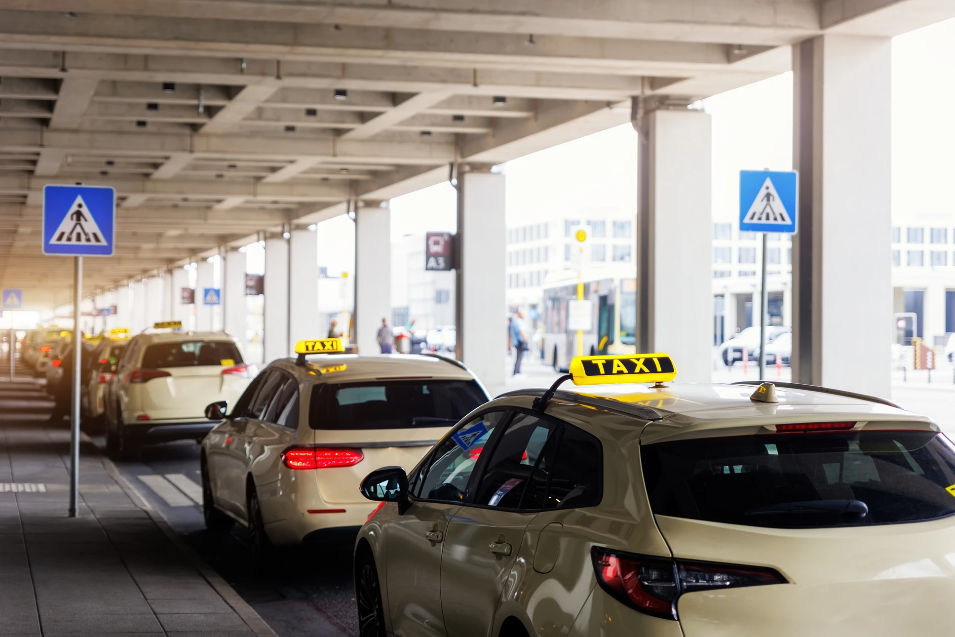 Scène urbaine au crépuscule avec taxi en service, vue depuis l'habitacle